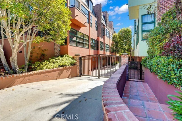 Foto del edificio - 2323 S Beverly Glen Blvd