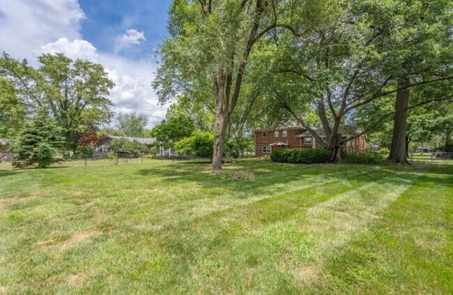 Building Photo - 211 Lakeview Dr