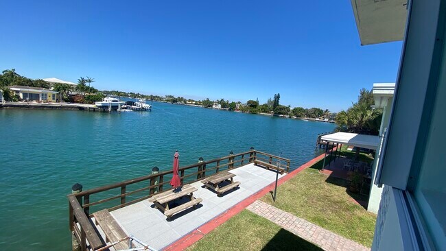 Foto del edificio - 8540 Byron Ave