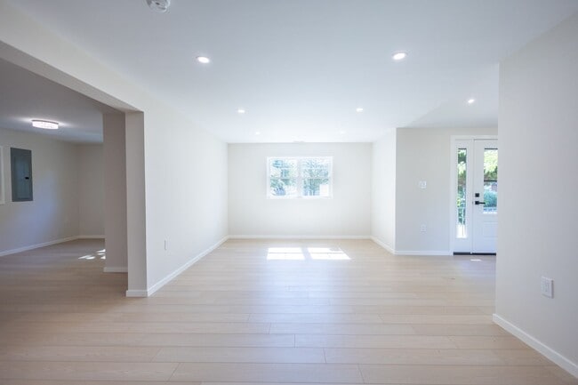 Building Photo - Newly Renovated 3 BR/2 BA Single-Family Ho...