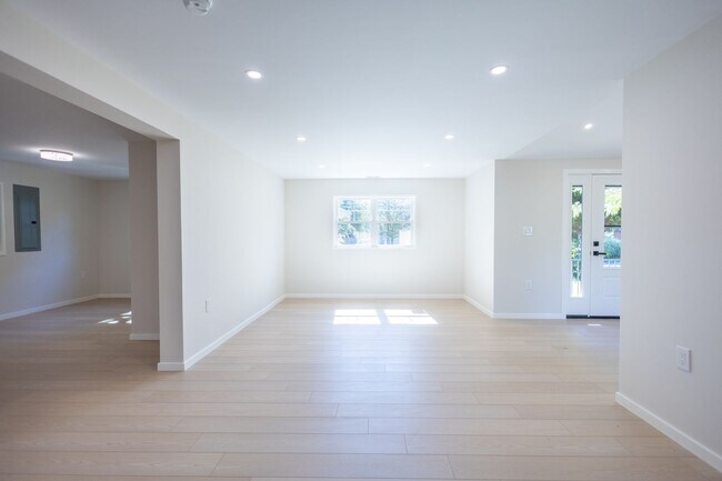 Foto del edificio - Newly Renovated 3 BR/2 BA Single-Family Ho...