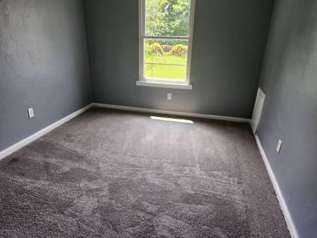Building Photo - 3 bed 1 bth