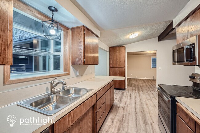 Foto del edificio - 7407 Vandermark Road East