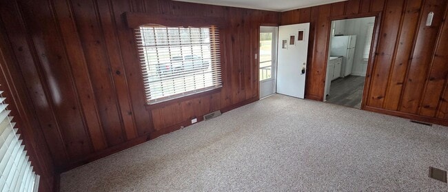 Building Photo - Cute little ranch with screened porch