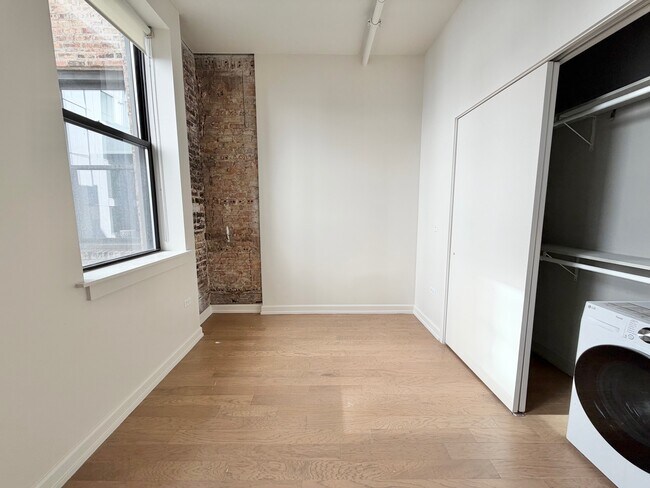 Foto del edificio - 102 W Chicago Ave