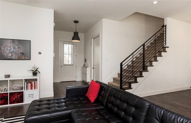 Building Photo - 306 NW H St