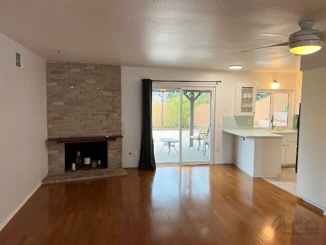 Building Photo - Homes Management - 3 bed, 2 bath home off Oak Hill