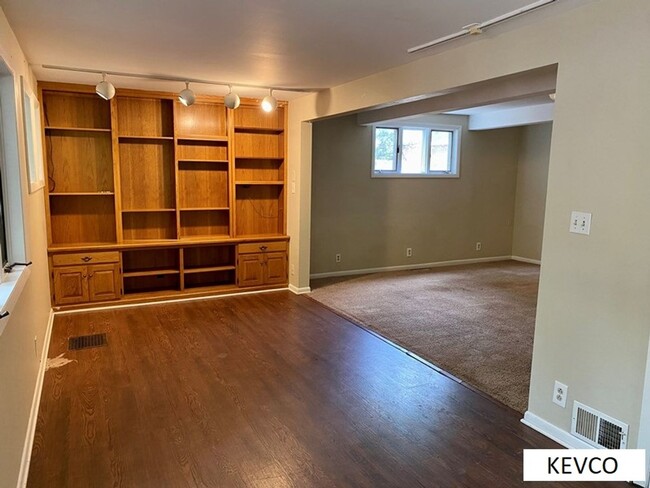 Building Photo - Huge House Perfect for Roommates