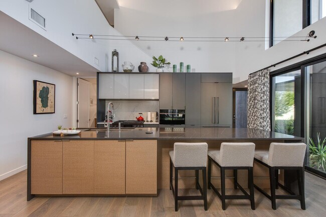 Foto del edificio - 1341 E Pomelo Grove Ln