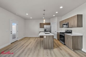 Building Photo - 4148 Baywood Dr