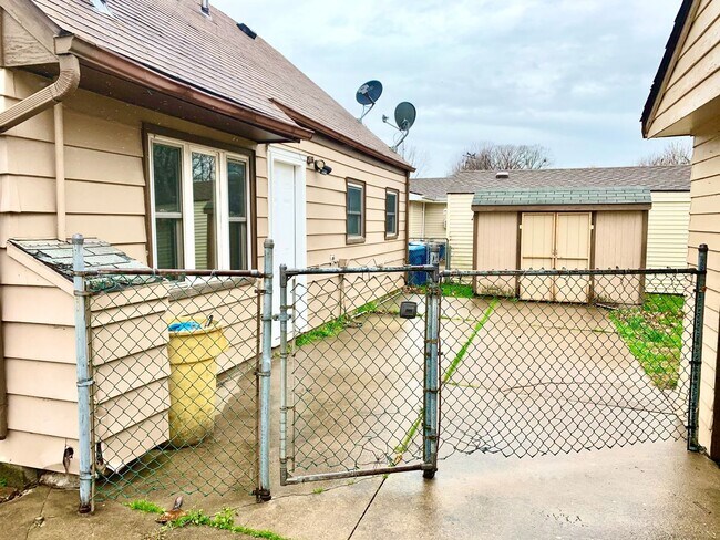 Building Photo - 3 Bedroom Bungalow--Fenced-In Yard