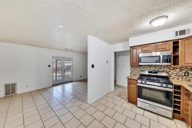Building Photo - 2801 Skyway Cir