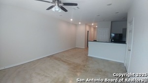 Foto del edificio - 6926 Crestway Rd