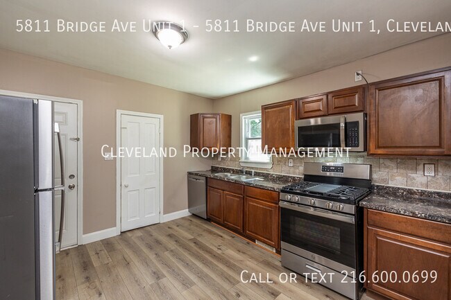 Foto del edificio - 5811 Bridge Ave