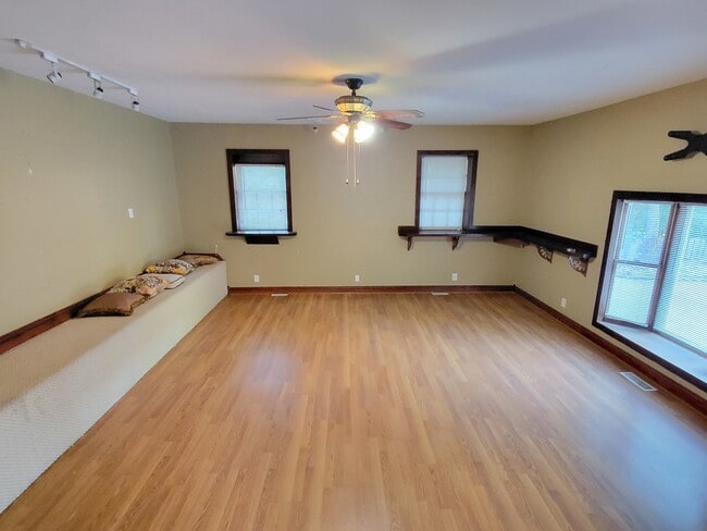 Building Photo - 338 N Pleasant Dr