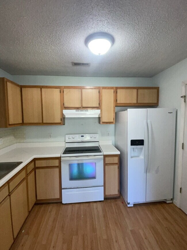 Foto del edificio - Charming 3 Bedroom 2 Bath Home 628 S. Hampton Dr.