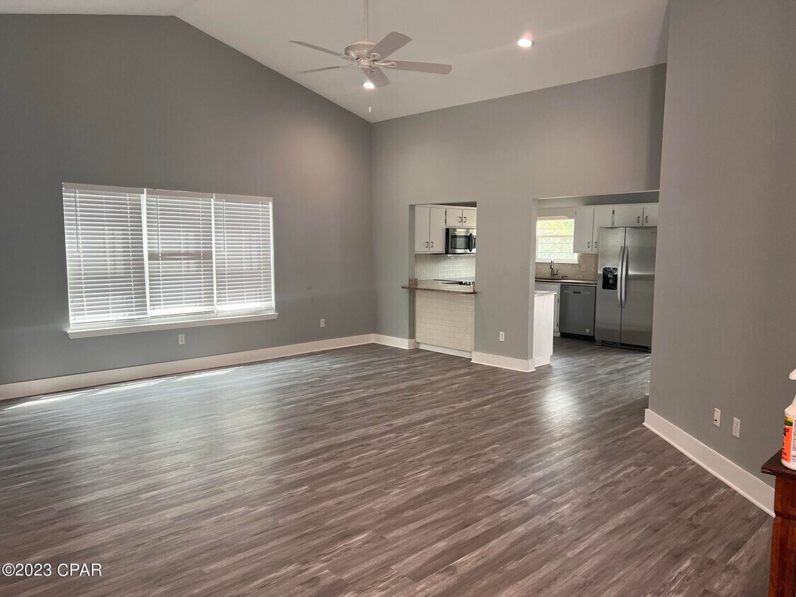 Primary Photo - 319 N Cove Blvd