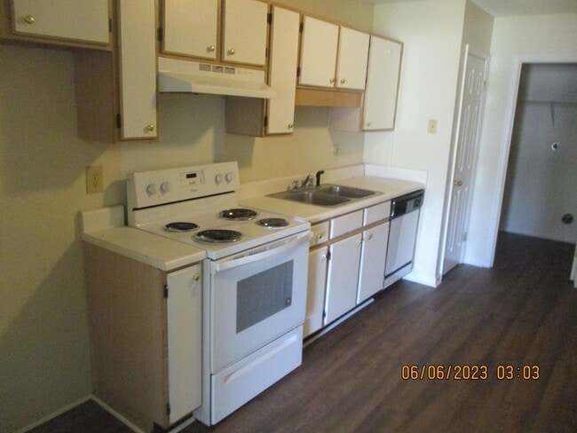 Building Photo - 315 Carriage Ln