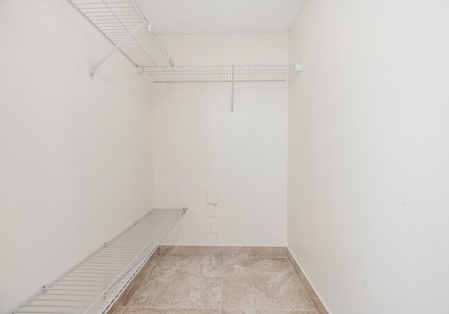 Building Photo - 1100 Crestwood Ct S