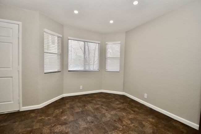 Building Photo - Stunning 2-Bedroom Condo 2nd Floor at The Lakes!