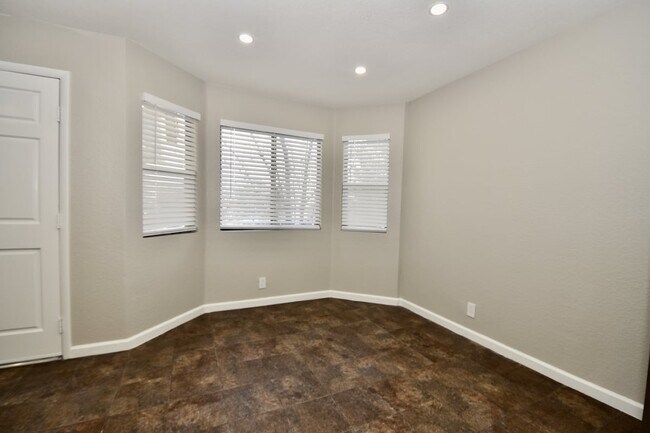 Foto del edificio - Stunning 2-Bedroom Condo 2nd Floor at The Lakes!