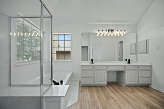 Building Photo - 1100 Hyde Park Dr