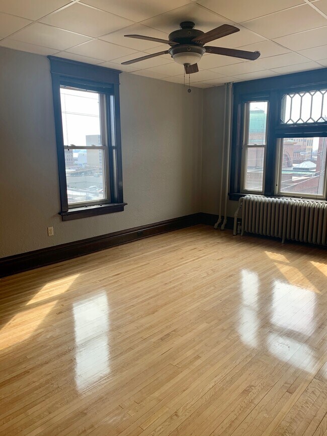 Foto del edificio - 218 N 1st Ave W