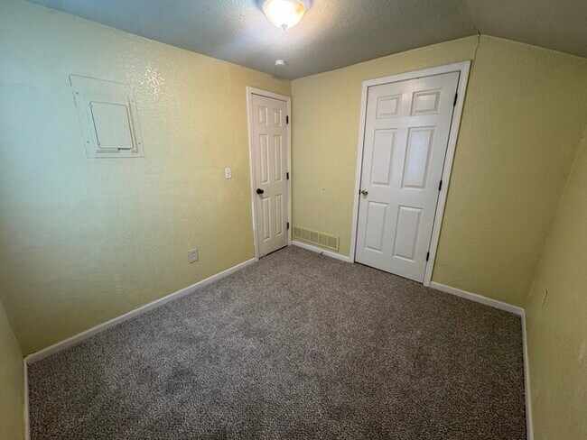 Foto del edificio - Cozy 2-Bed Home with Spacious Yard in Exce...