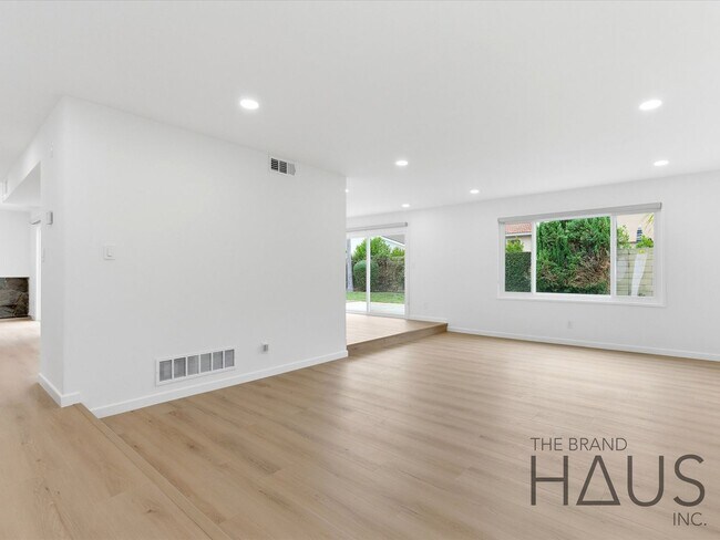 Building Photo - Newly Remodeled Huntington Beach Home with Brand-New AC & Premium Finishes