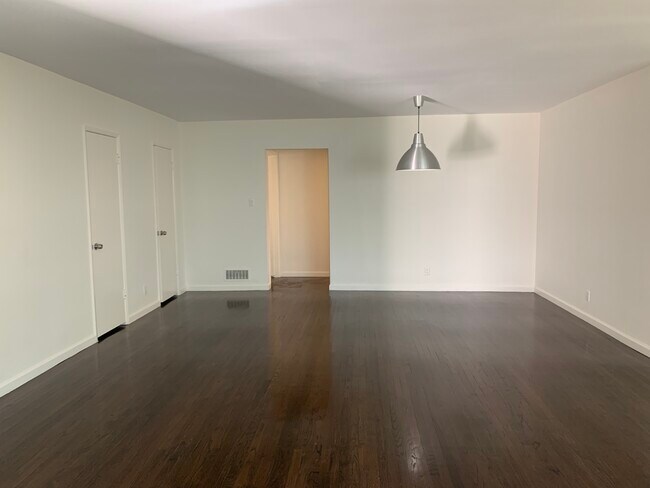 Building Photo - 8770 Shoreham Dr