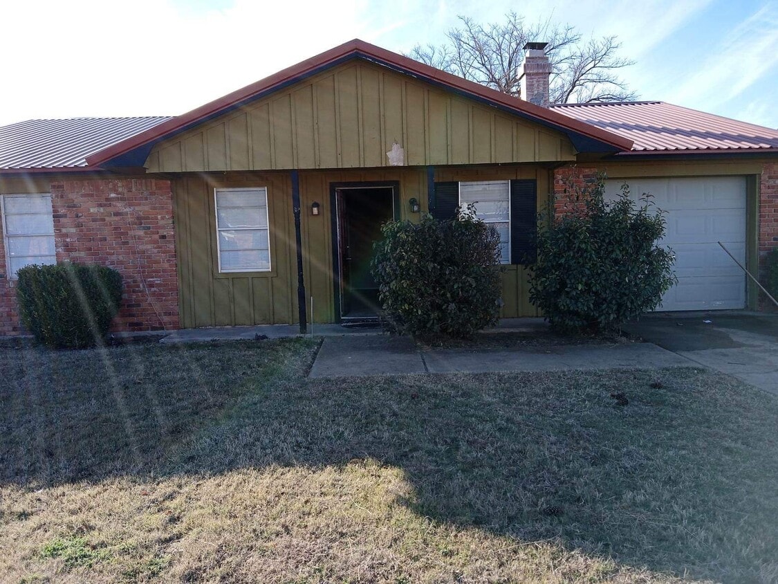 Primary Photo - 616 Briarwood Ln