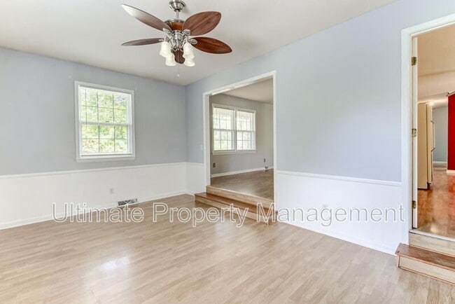 Foto del edificio - 5025 Pine Needles Dr