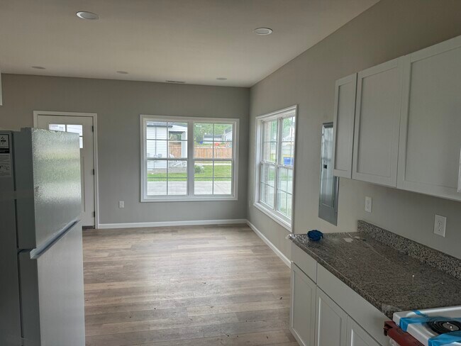 Foto del edificio - 619 Mayes Ln