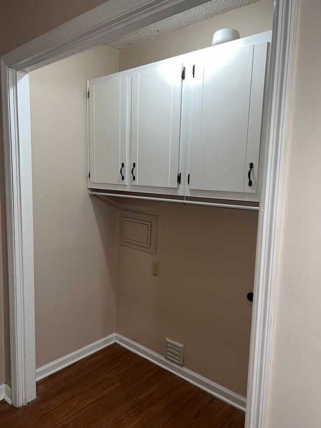 Foto del edificio - Two Story 3 Bed 2.5 Bath Available Early S...