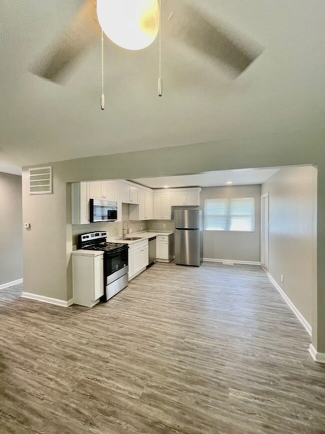 Building Photo - Spacious 5 Bedroom 2 Bath. This Home is Located in the Smallwood Community.