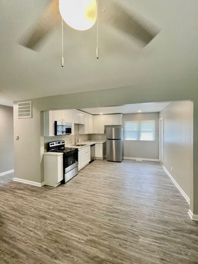 Foto del edificio - Spacious 5 Bedroom 2 Bath. This Home is Located in the Smallwood Community.