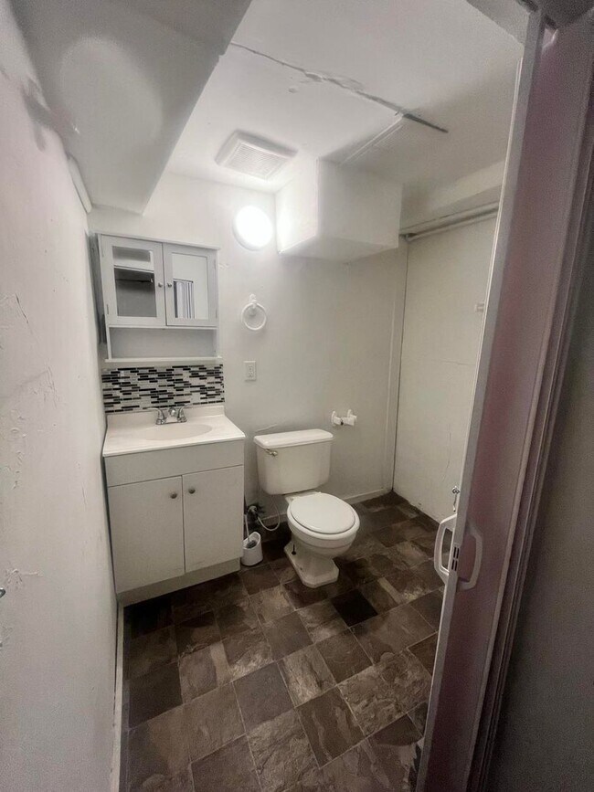 Foto del edificio - Spacious 4-Bedroom Rental with Basement an...