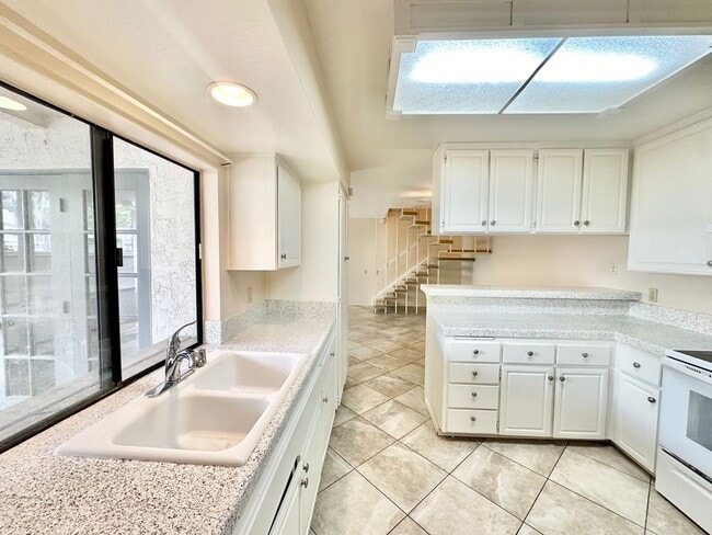 Building Photo - Spacious Condo with A Large Patio and Upstiars Balcony! Parking and Water Included!