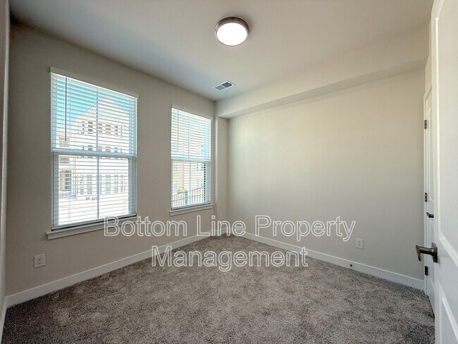 Foto del edificio - 1520 Samuel St