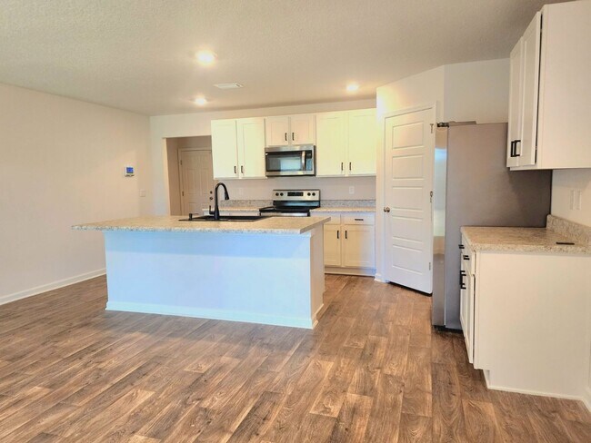 Foto del edificio - Perfectly Located, Pet Friendly, 4/2 Home ...