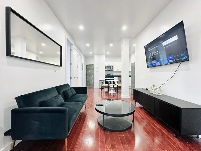 Foto del edificio - Furnished room/NOT APARTMENT