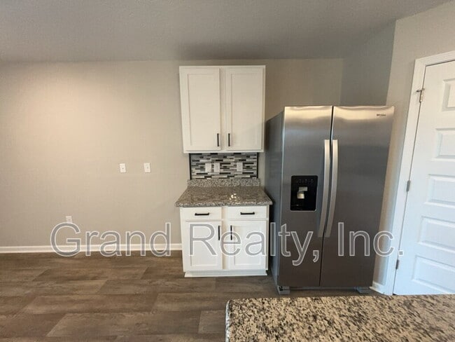 Building Photo - 5583 Guinevere Ln