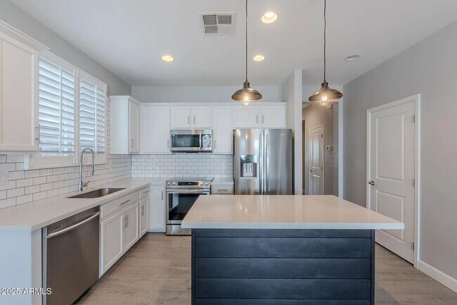 Foto del edificio - 598 Hazelnut Ln