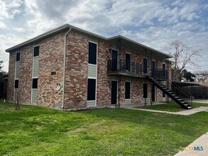 Building Photo - 905 Simpson Rd