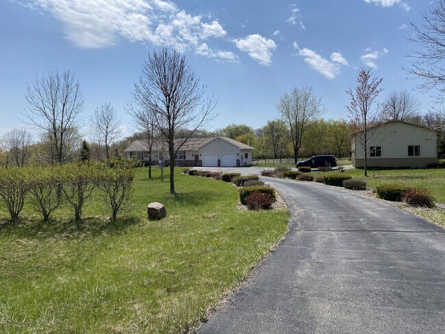 Foto del edificio - Gorgeous 5 Bed, 2.5 Bath Single-Family Home!