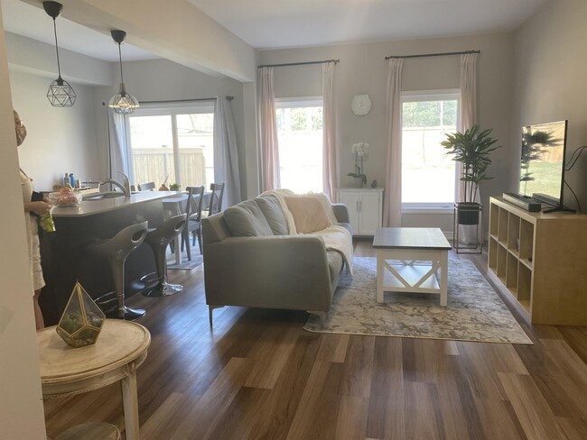 Building Photo - 324-324 Equestrian Way