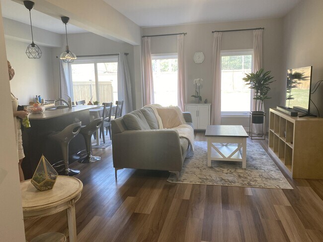 Building Photo - 324 Equestrian Way