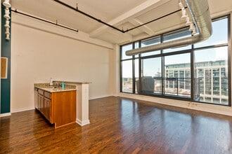 Building Photo - 622 W Van Buren St