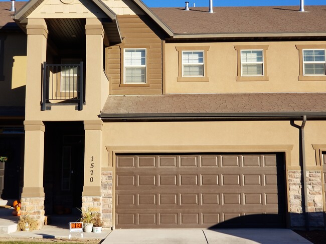 Building Photo - 1570 N Venetian Way