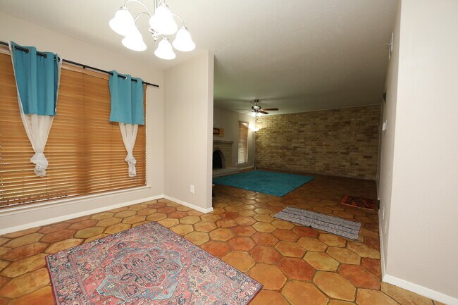 Foto del edificio - 7727 Meadow Park Dr